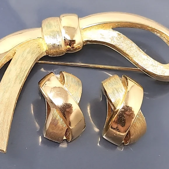 Vtg. CHRISTIAN DIOR 'Bow & Ribbon' Brooch & Earrings Set - Picture 3 of 12